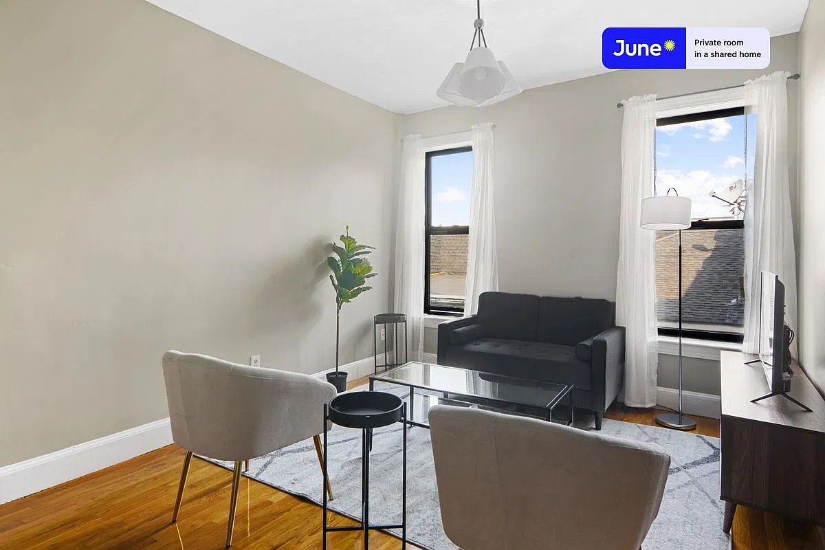 Queen bedroom in 4 bed/2 bath home in Allston #535 D — Photo 3