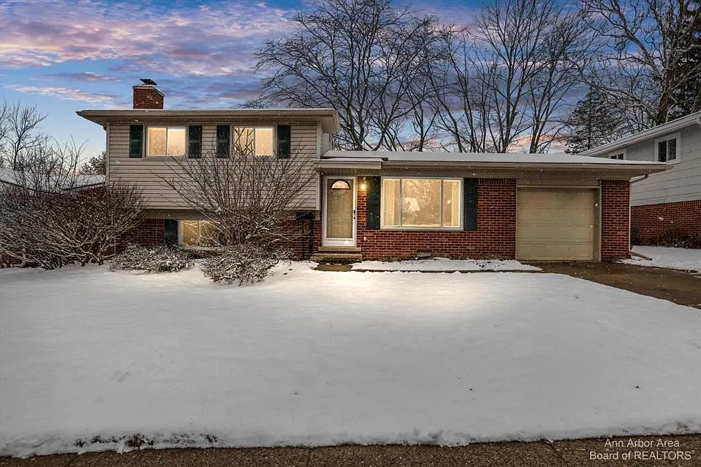709 Leona Dr photo 1