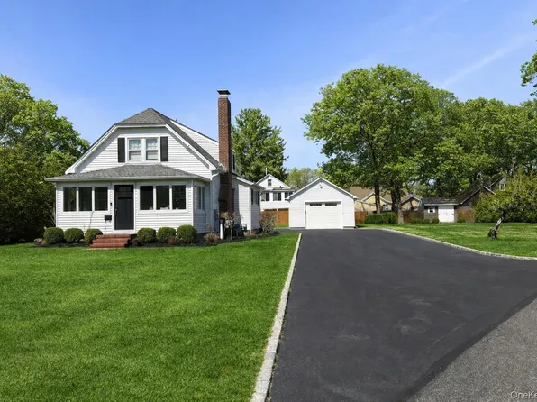 24 Pegs Lane, Riverhead, NY 11901