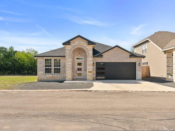 109 Sutton PL, Uvalde, TX 78801