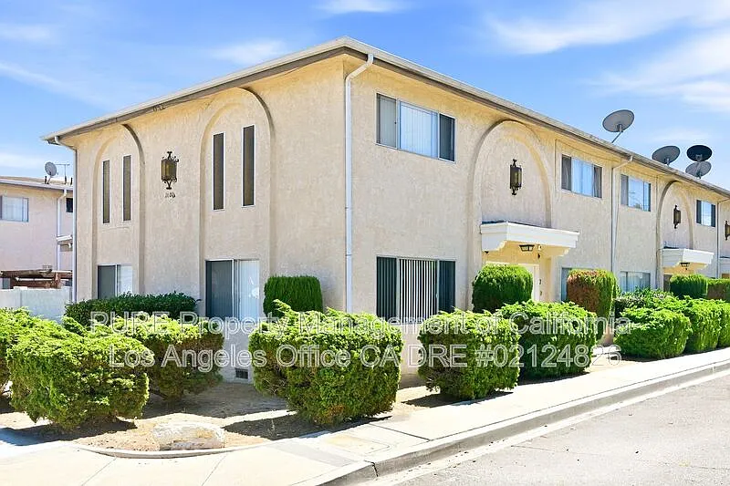3 bed, 2.0 bath, 1000 sqft, $3,595 — Photo 2