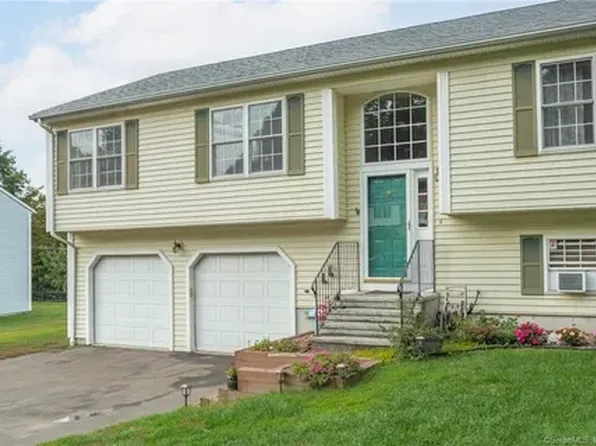 8 Bronson Dr, Beacon Falls, CT 06403