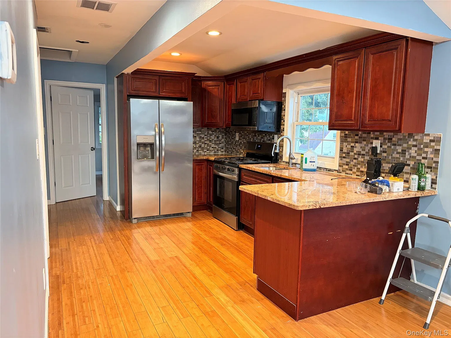 3 bed, 1.0 bath, 950 sqft, $3,422 — Photo 3