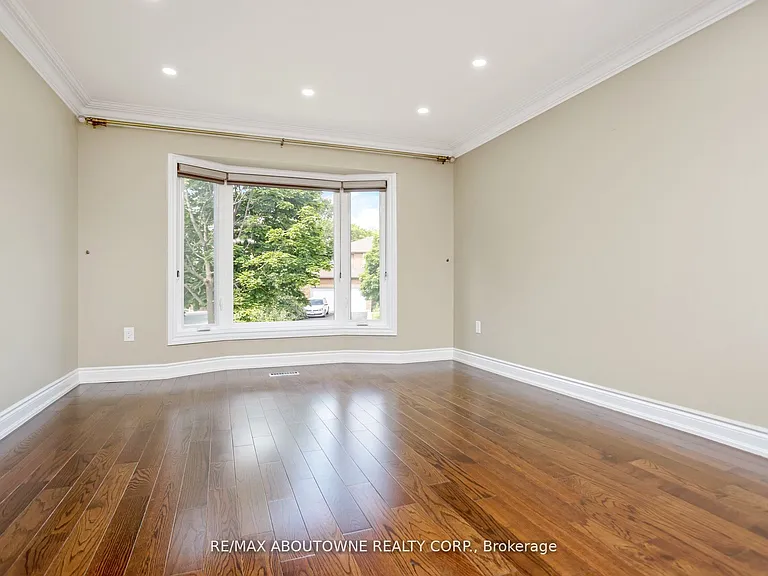 2235 Grenville Dr — Photo 10