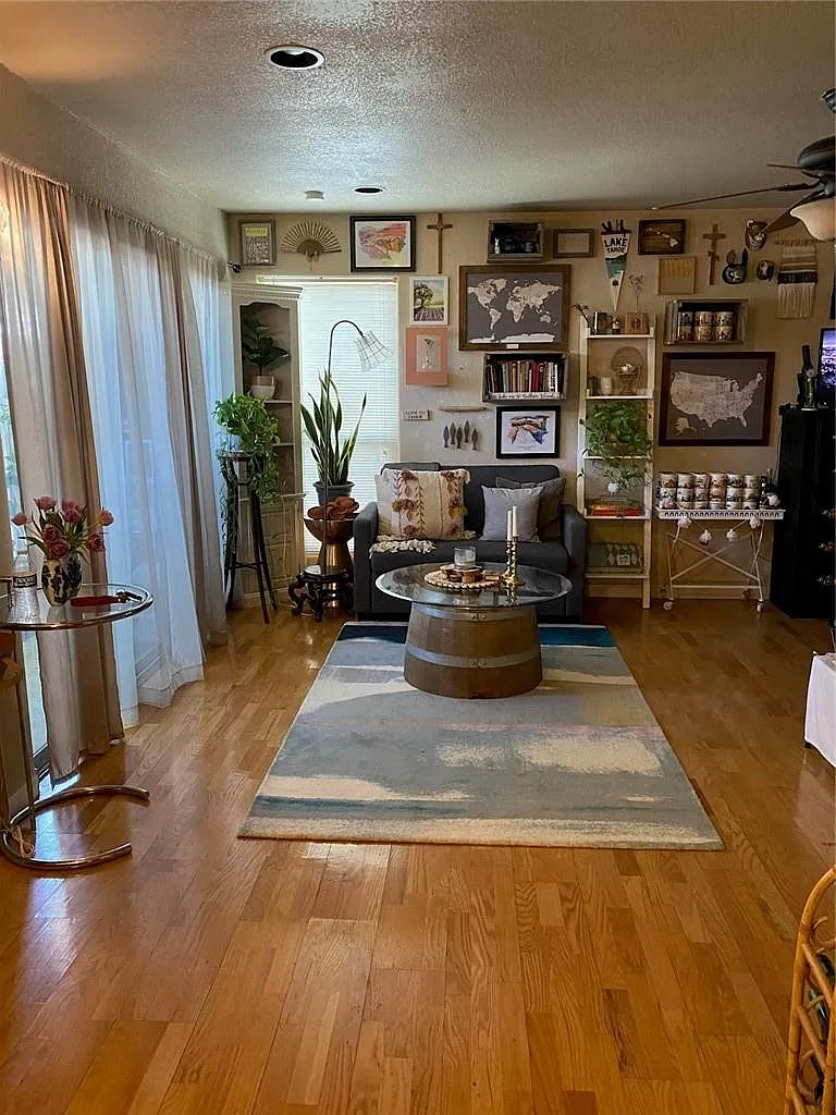 Studio, 1.0 bath, 425 sqft, $995 — Photo 2