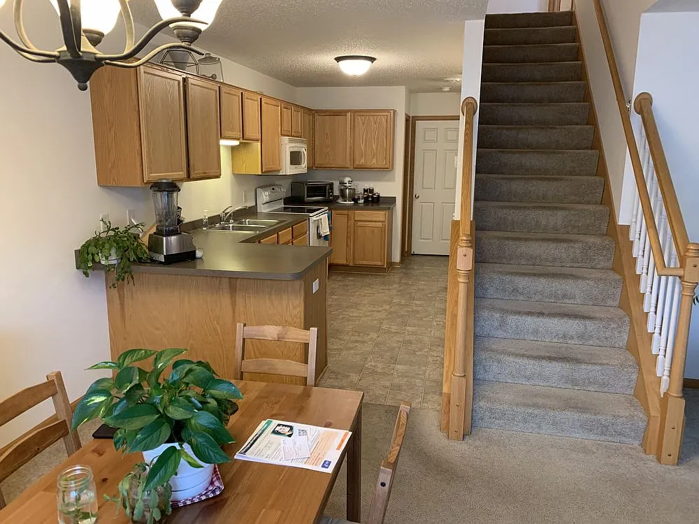 Desirable 2 bedroom townhome in convenient Dundas/Northfield location — Photo 3