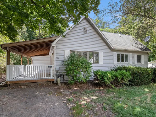 221 N Rowland St, Cassopolis, MI 49031