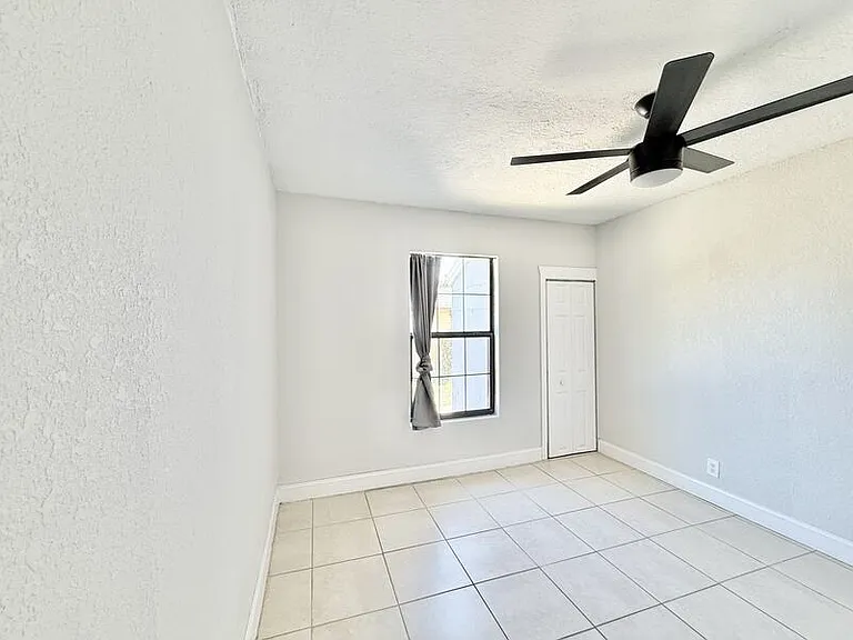 2425 Auburn St S — Photo 31