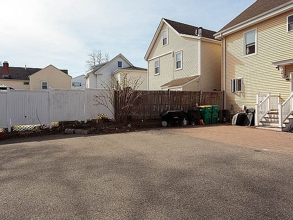 4th image of 87 Winn St #1