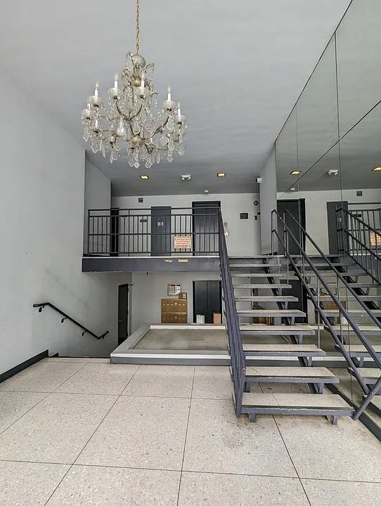 118 S Wetherly Dr — Photo 4