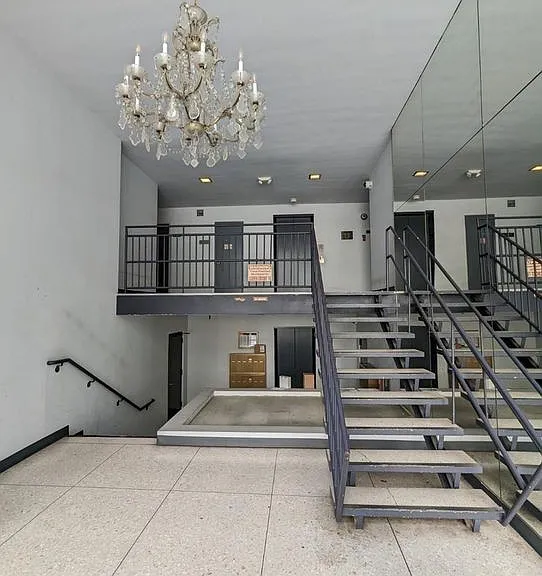 118 S Wetherly Dr — Photo 4