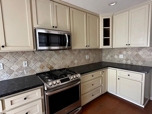 3rd image of 801 Riverside Ave