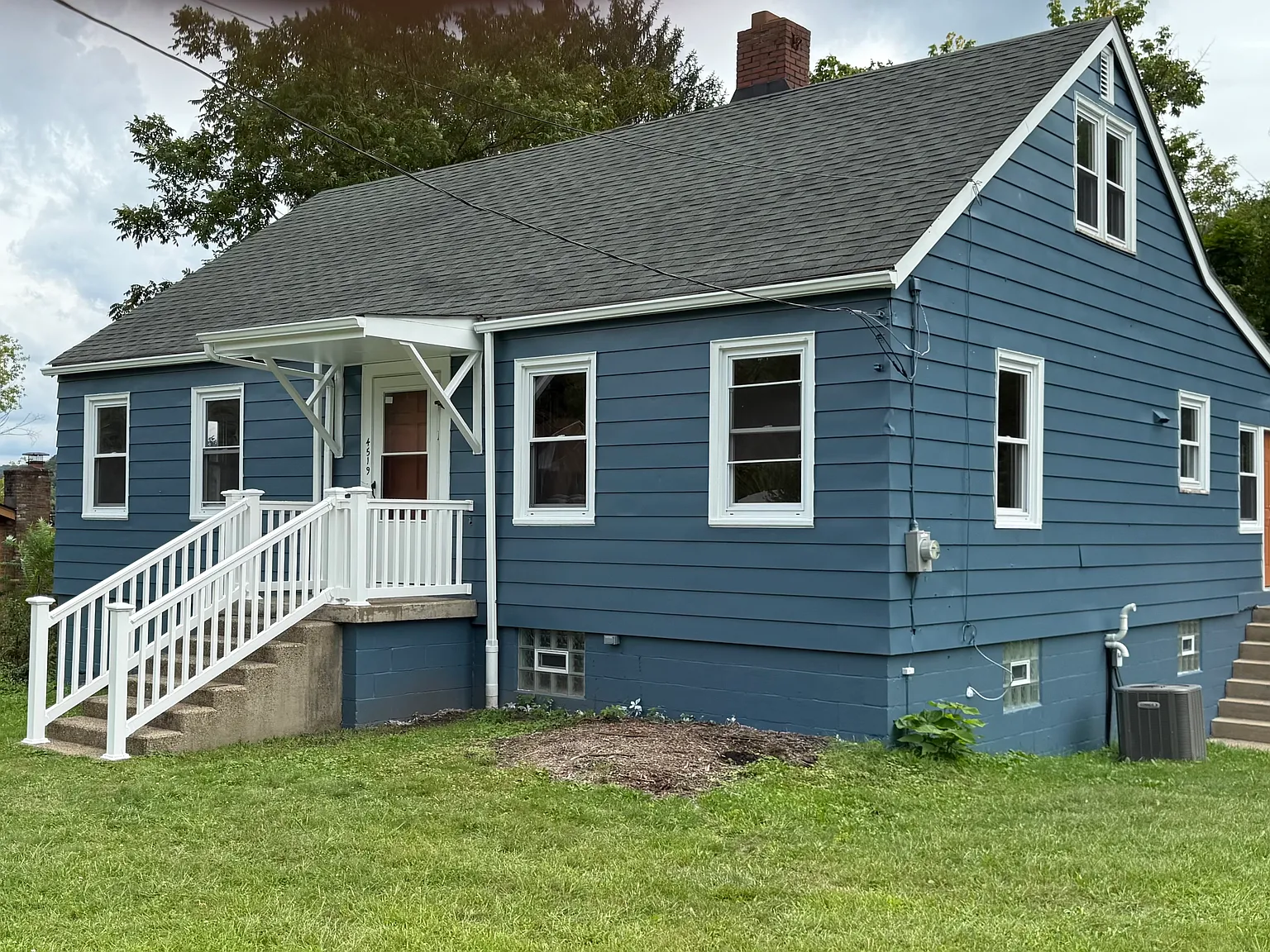 4 bed, $2,400 — Photo 2