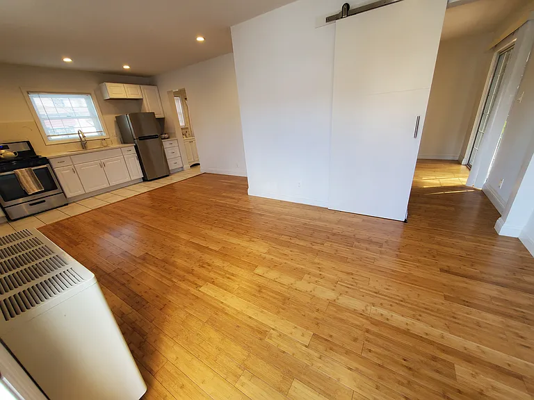 130 Roycroft — Photo 15