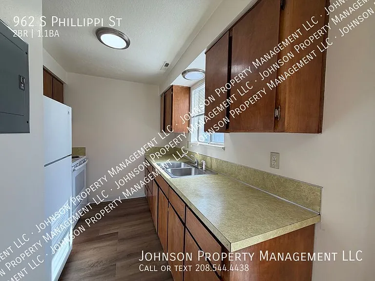 962 S Phillippi St — Photo 4