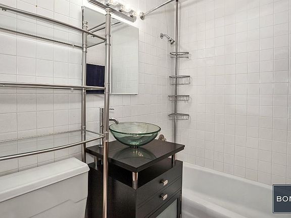 5th image of 201 W 70th St APT 16L