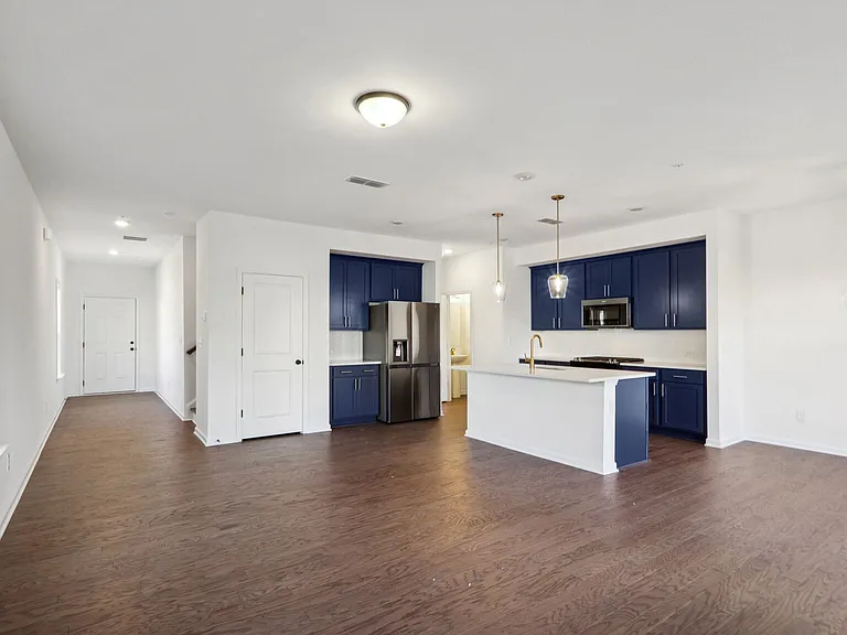 727 Carmes Dr — Photo 4