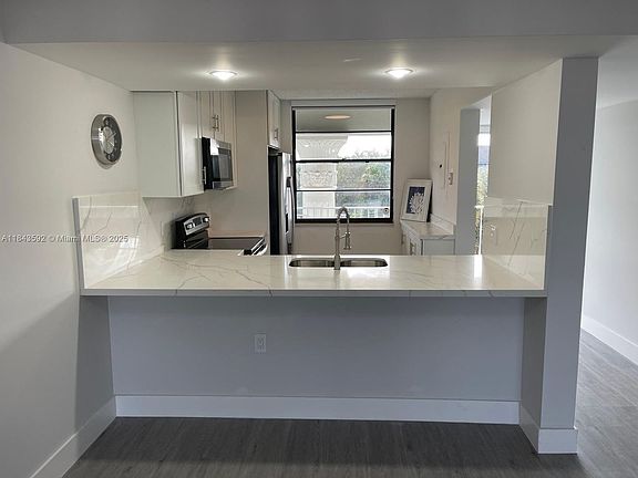3rd image of 1508 Whitehall Dr APT 403