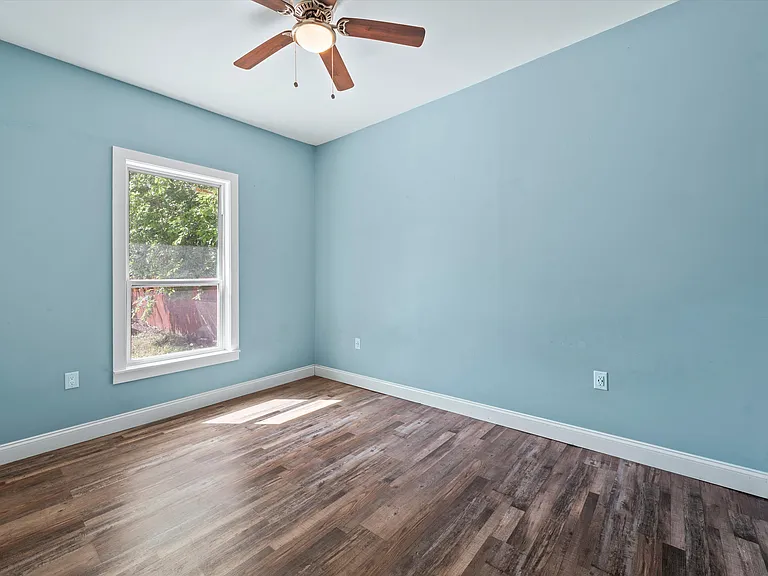 2212 Clay Ave — Photo 11