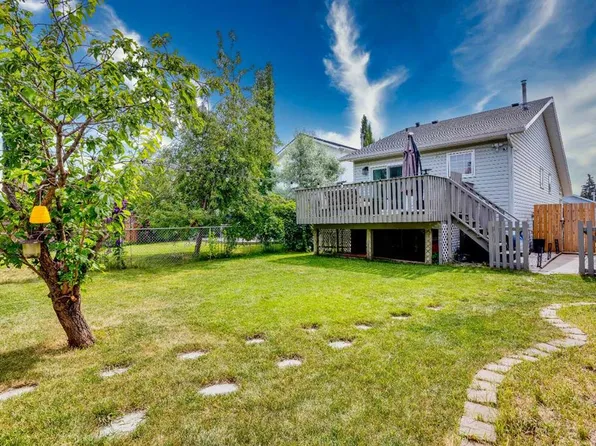 5 S Shawglen Ct SW, Calgary, AB T2Y 2R1
