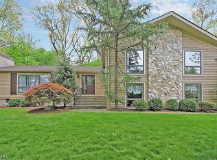 87 Springbrook Dr, Gillette, NJ 07933