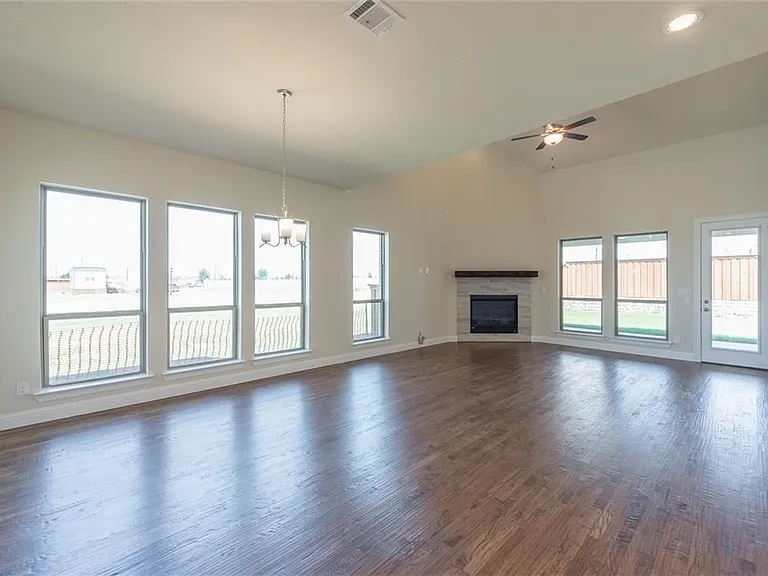 560 Thoroughbred Ave — Photo 13