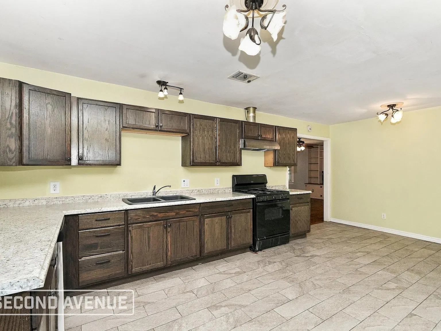 4 bed, 2.0 bath, 1576 sqft, $2,299 — Photo 4
