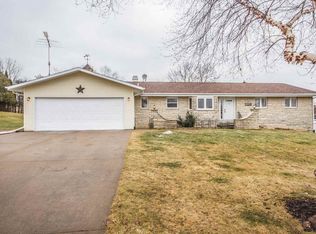 13549 Surrey Ln, Dubuque, IA 52002