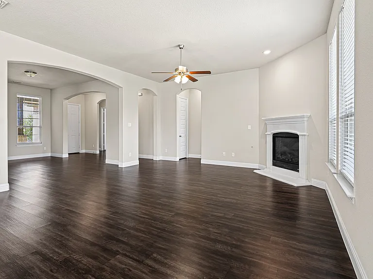 1701 Meadowleaf Ln — Photo 3