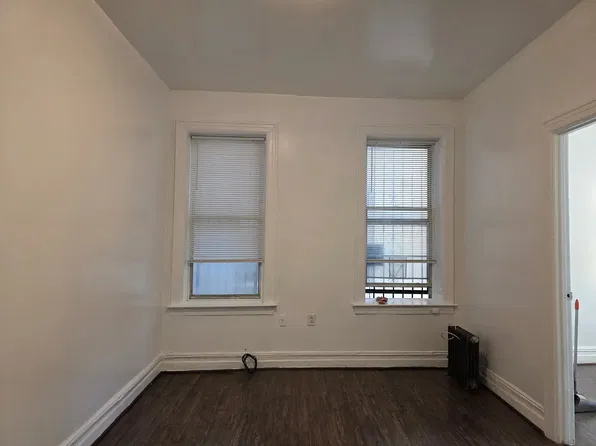 35-17 Crescent St #1F, Astoria, NY 11106