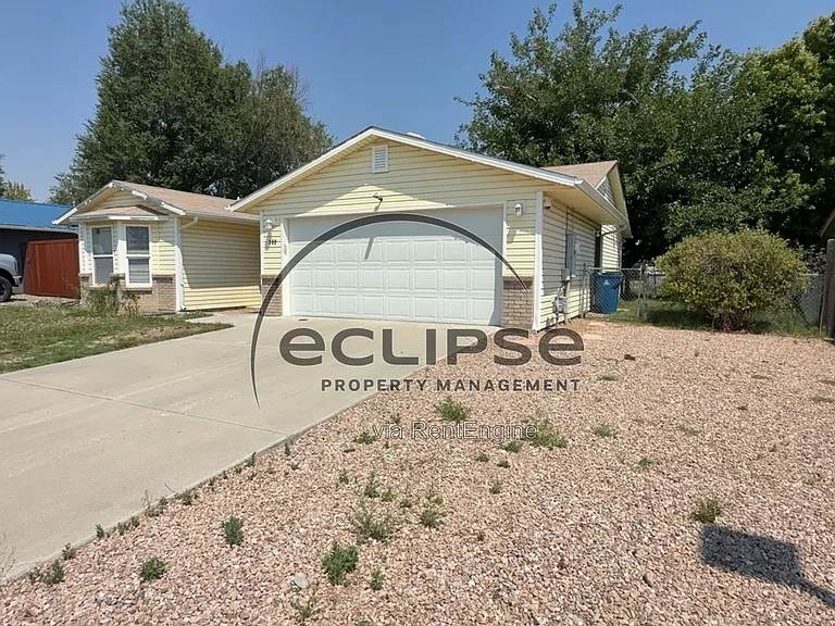 560 Huntington Point Ln — Photo 2