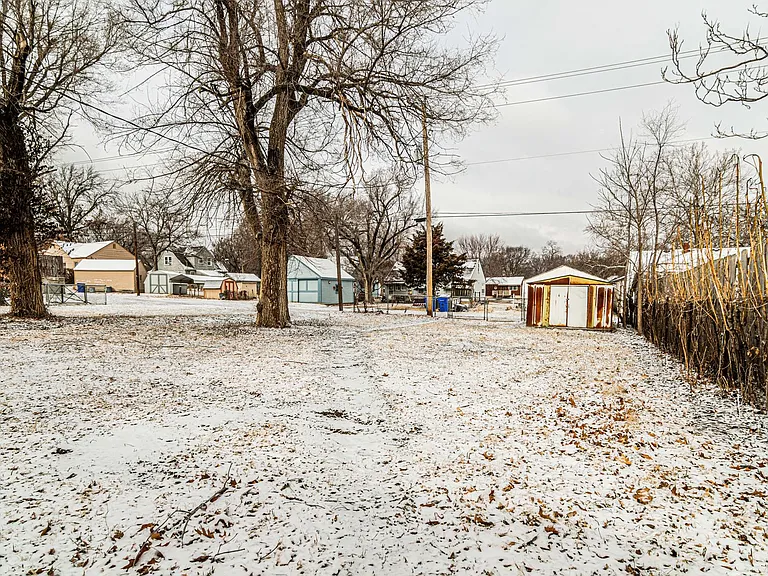 214 W Walnut St — Photo 2