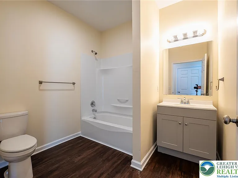 418 W Race St #2 — Photo 7