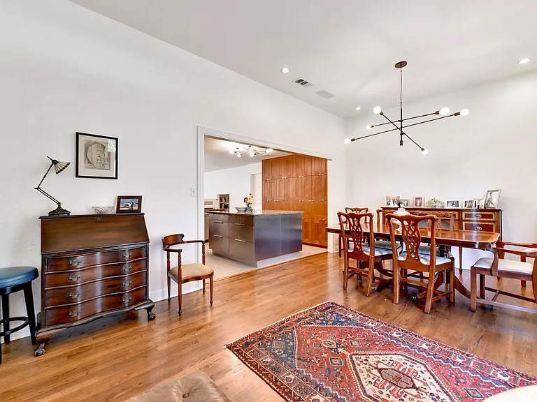 2319 Pruett St — Photo 4