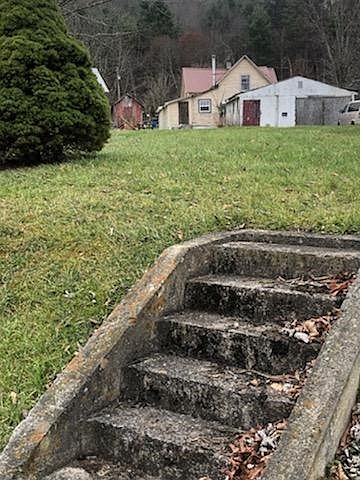 2nd image of 1073 Ramsey Mountain Rd
