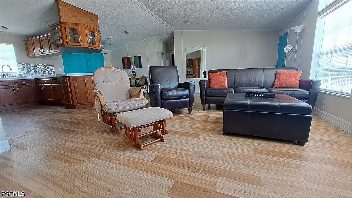 3 bed, 2.0 bath, 1404 sqft, $3,500 — Photo 2