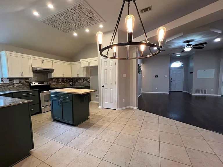 2410 Moonstone Dr — Photo 5