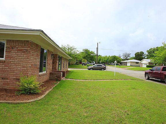 5th image of 818 S Avenue M