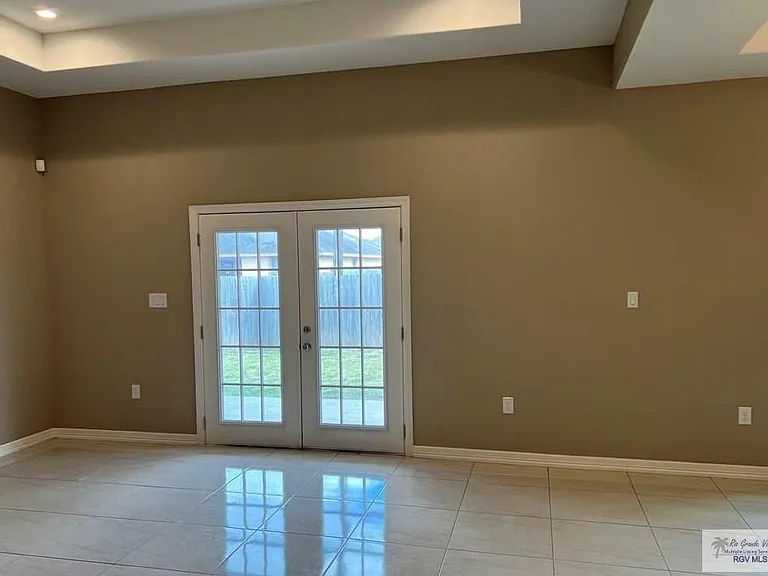 6978 Heritage Oak Dr — Photo 2