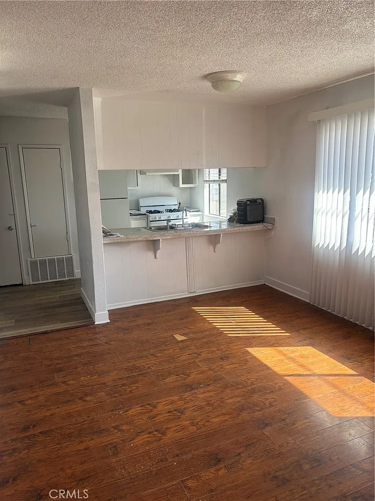 1 bed, 800 sqft, $1,500 — Photo 3