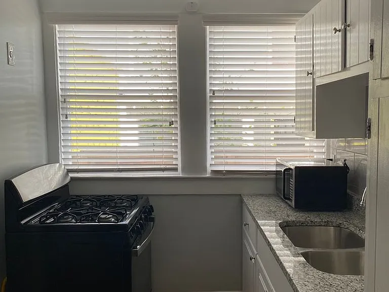 318 E PARK — Photo 9