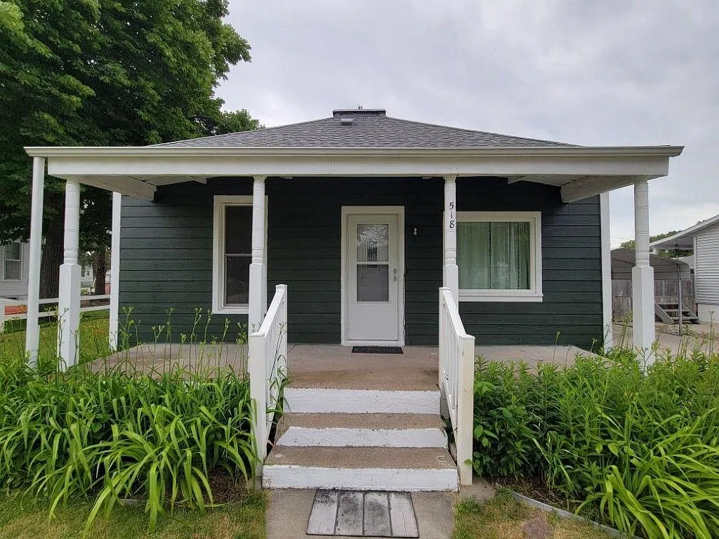 2 bed, 968 sqft, $1,300 — Photo 1