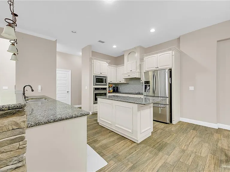 2410 Colvin Ave — Photo 13