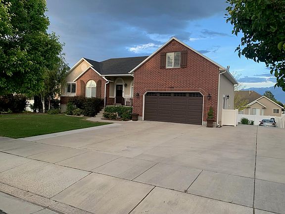Another view of the front of the house and front yard. Super quiet street and neighborhood.