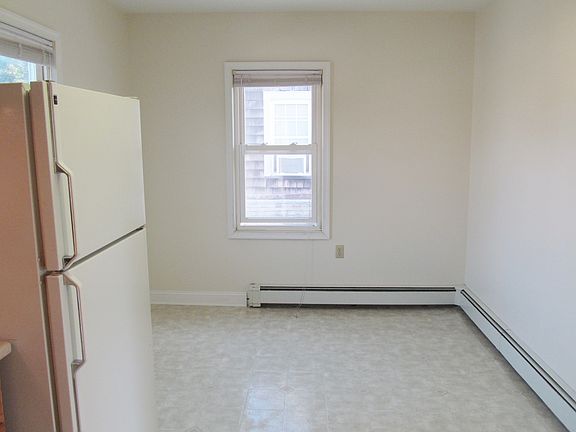 3rd image of 252 N 5th Ave Floor 2