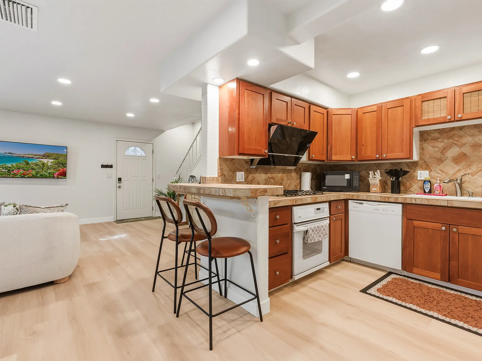 2 bed, 1.5 bath, 1022 sqft, $4,500 — Photo 3