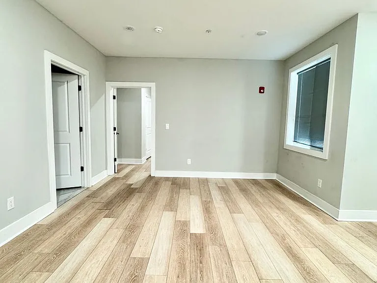 Gorgeous New Diamond St Construction Boasting Luxury Finishes — Photo 26