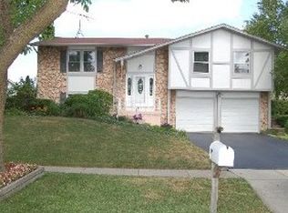 981 Wisconsin Ln, Elk Grove Village, IL 60007