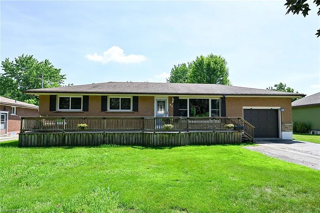 83 Oak Ave photo 1