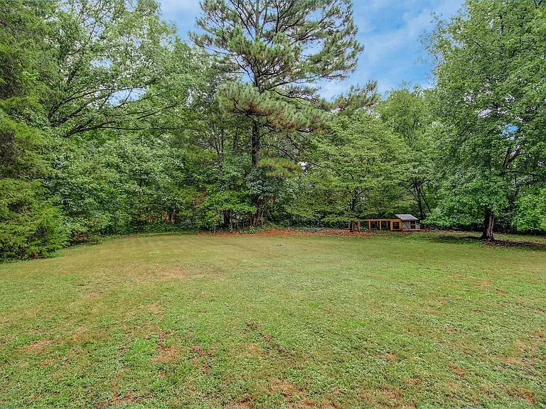 106 Bennington Dr — Photo 24
